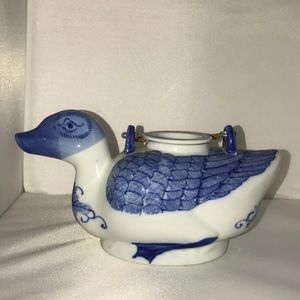 Vintage porcelain duck tea pit. (A-57)